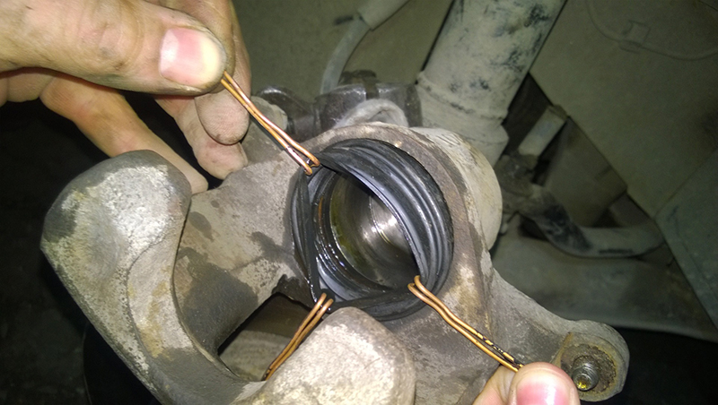 Как поменять пыльник на суппорте