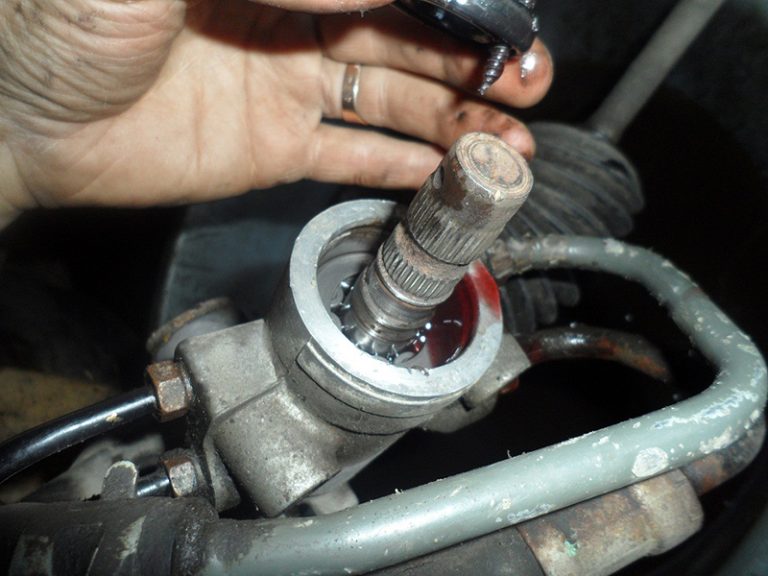 Как поменять сальник рулевой рейки